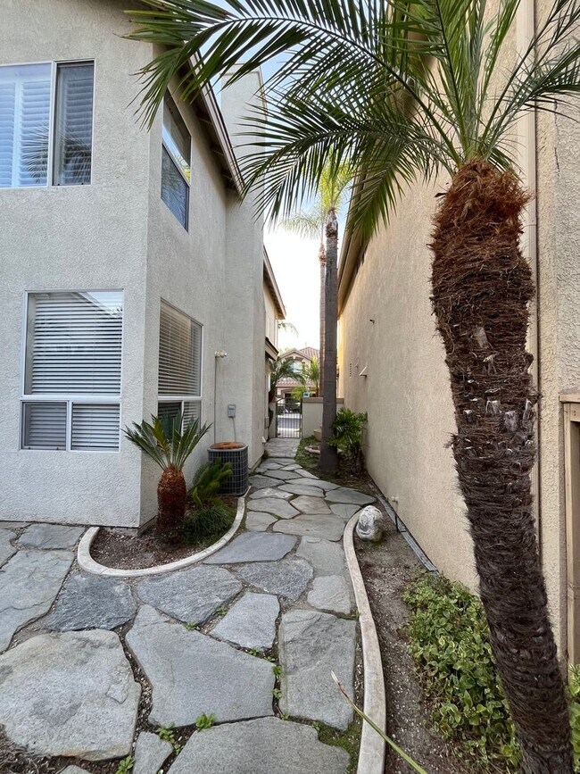 Building Photo - LOVELY 2 STORY DETACHED HOME WITH LARGE LO...