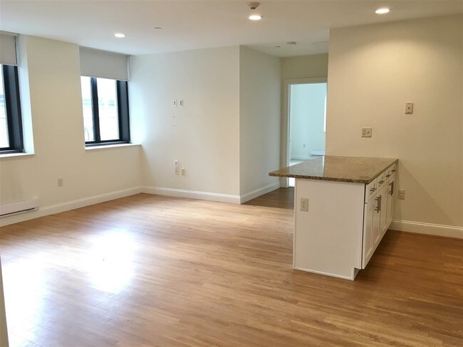 Building Photo - 875 Elm St
