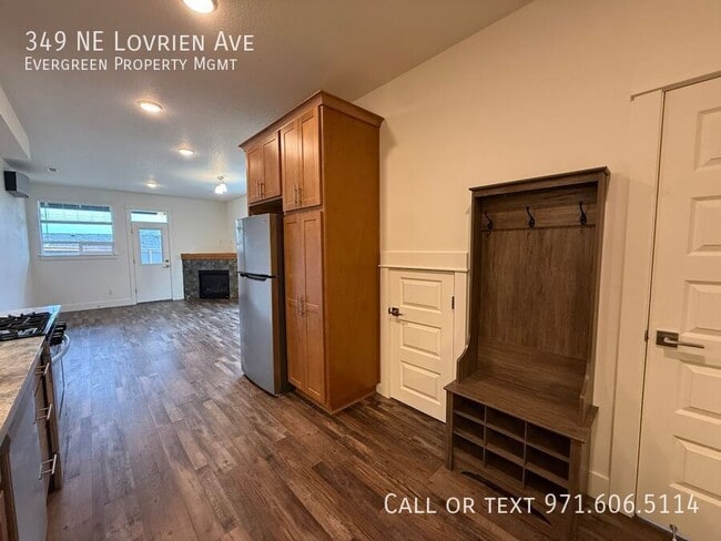 Building Photo - 349 NE Lovrien Ave