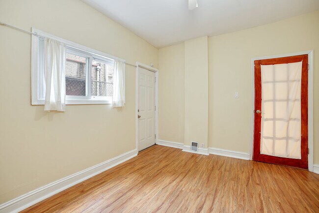 Building Photo - 1933 Montrose St