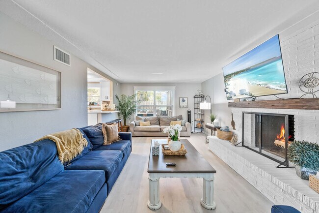 Building Photo - 366 W Osceola Ln