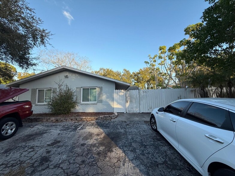 Building Photo - 915 Lake Palms Dr