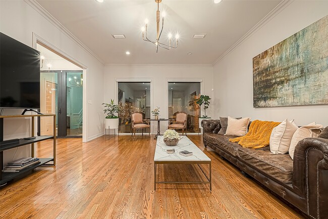 Building Photo - 983 S Post Oak Ln