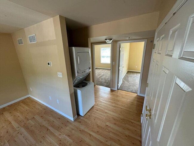 Building Photo - 601 Honeysuckle Ln