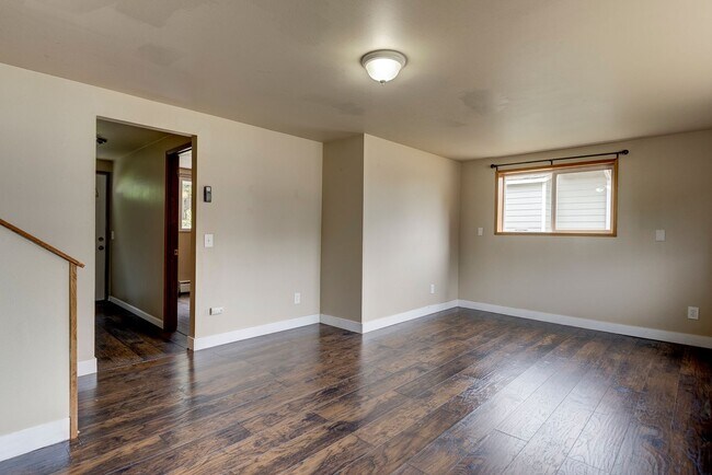 Building Photo - Spacious 4 Bed 2 Bath Home