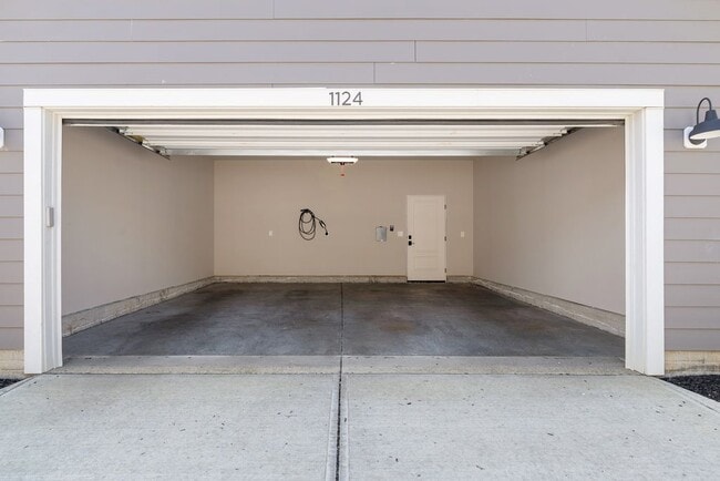 Building Photo - 1124 Edgehill Rd