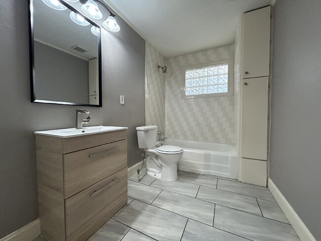 Building Photo - 6 Month Lease Special at $950/Month!