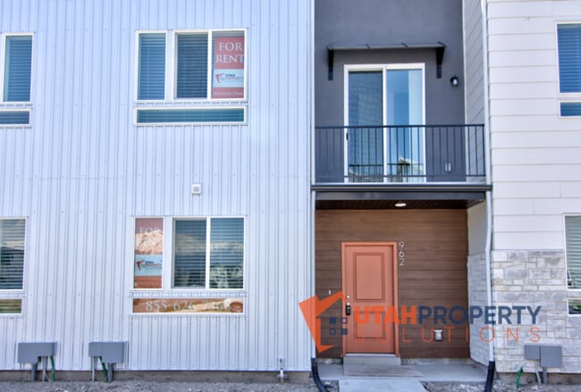 Building Photo - 962 W 500 S