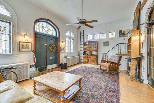 Building Photo - 2021 W Dickens Ave