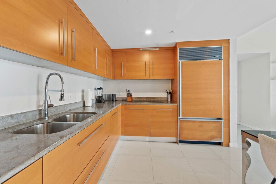 Building Photo - 485 Brickell Ave