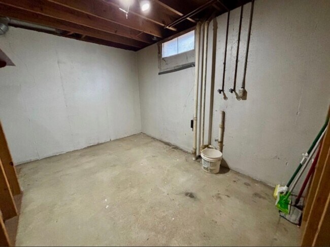 Building Photo - 2 Bedroom Duplex In Wyoming Available Dece...