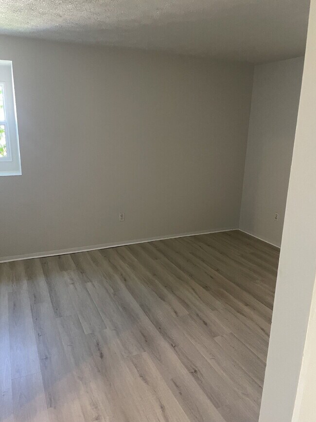 Building Photo - 1 bedroom unit in clairton 50% off move in...