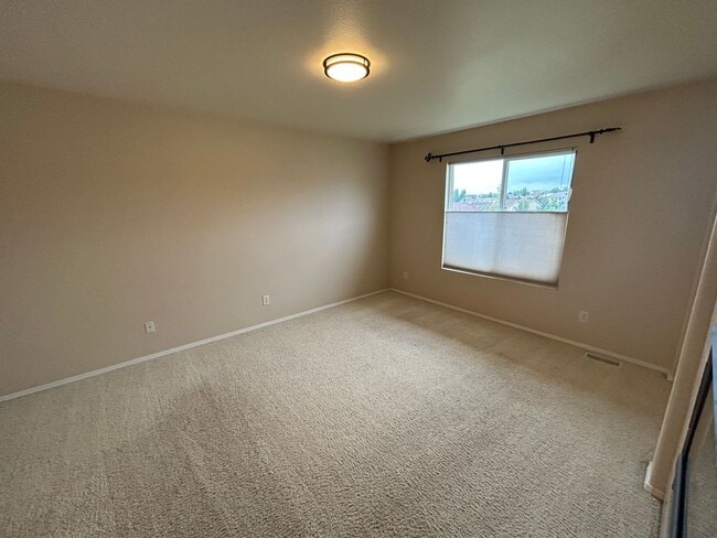 Building Photo - 4 Bed 3.5 Bath