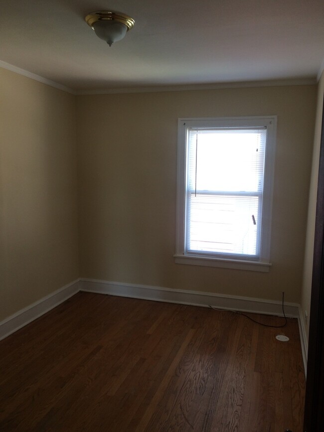 Building Photo - Hermosa 1 Bed / 1 Bath Apartment - BIG ROO...