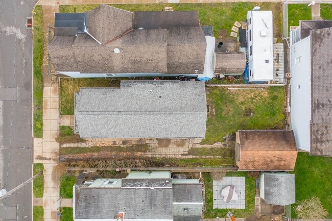 Building Photo - Beautiful 4 bedroom home in Coraopolis available June 1!