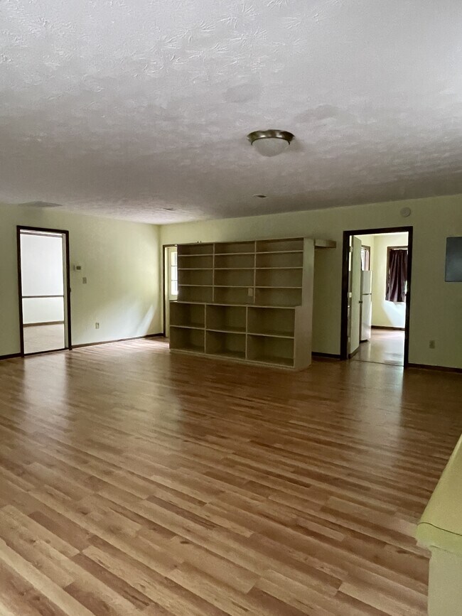 Building Photo - 170 Longview Dr