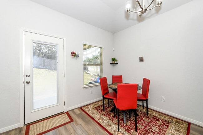 Building Photo - Nestled in the highly sought-after Scenic ...