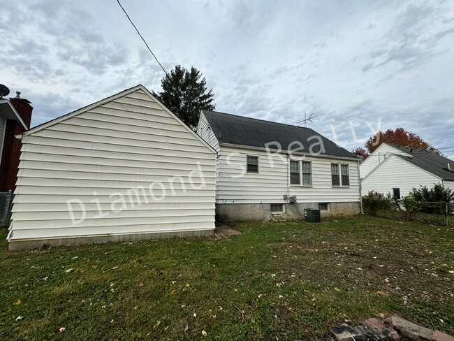 Building Photo - Charming 2 Bedroom Home Available off of N...