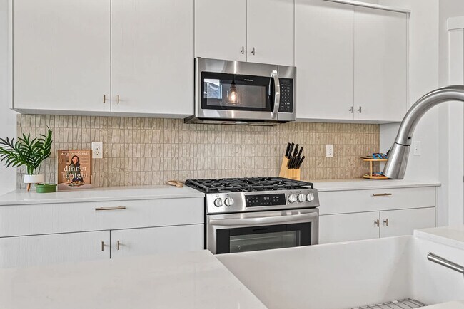 Building Photo - 1424 W Bass River Dr