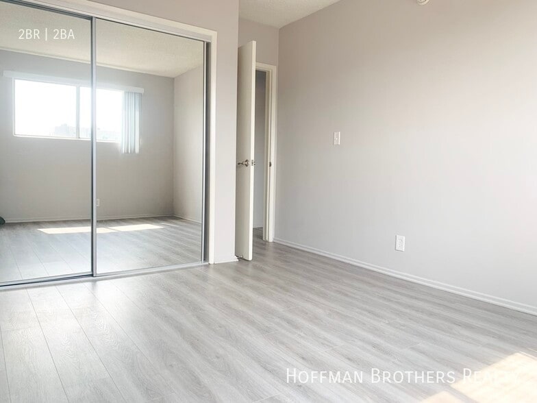 Building Photo - 1642 Barry Ave