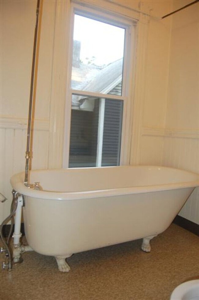 Building Photo - Energy Efficient 2 Bedroom One Block From ...