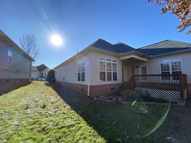 Building Photo - 208 Summergrass Dr