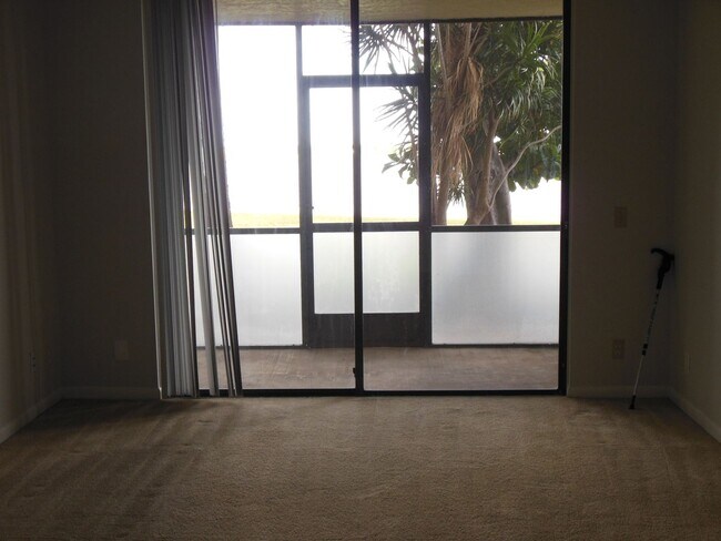 Building Photo - TWO BEDROOM TWO BATHROOM!! FULL LAKE VIEW!
