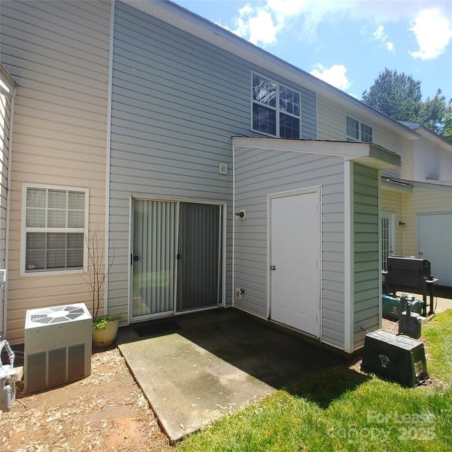 Building Photo - 10146 Forest Landing Dr
