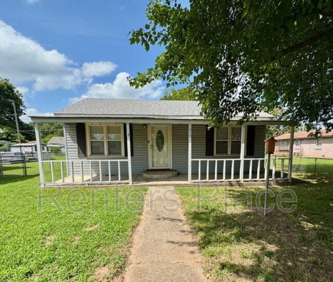 Primary Photo - 319 E Dawes Ave