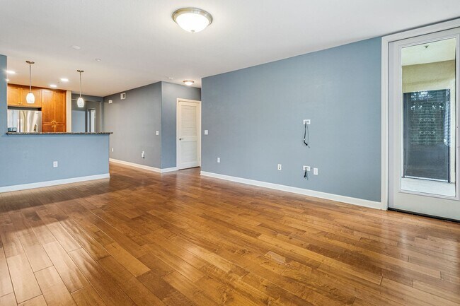 Building Photo - Beautiful & spacious 2 bedroom end unit condo in coastal Oceanside