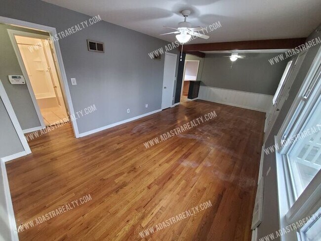 Building Photo - Beautiful 3 Bed/1 Bath Home in KCMO-Available NOW!!