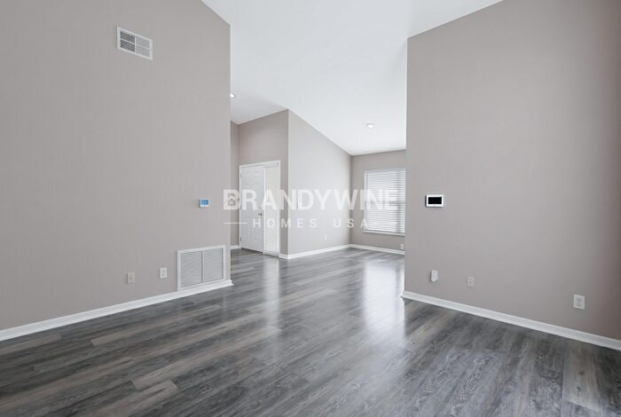 Building Photo - 2406 S Lake Ave