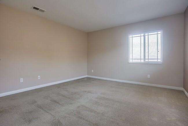 Building Photo - Spacious Rosemont 4-bedroom with Loft, and...