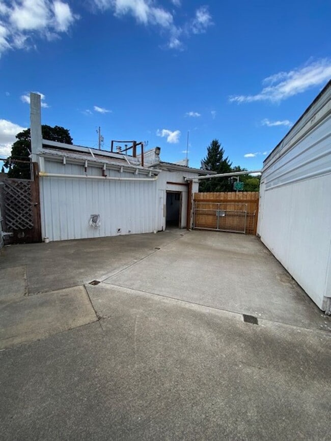 Building Photo - Large Studio Apartment Close to Parks!