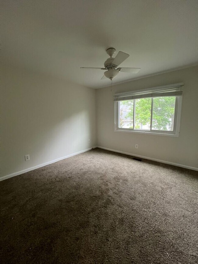 Building Photo - CHARMING TOWNHOME LOCATED IN HIGHLAND HALL...