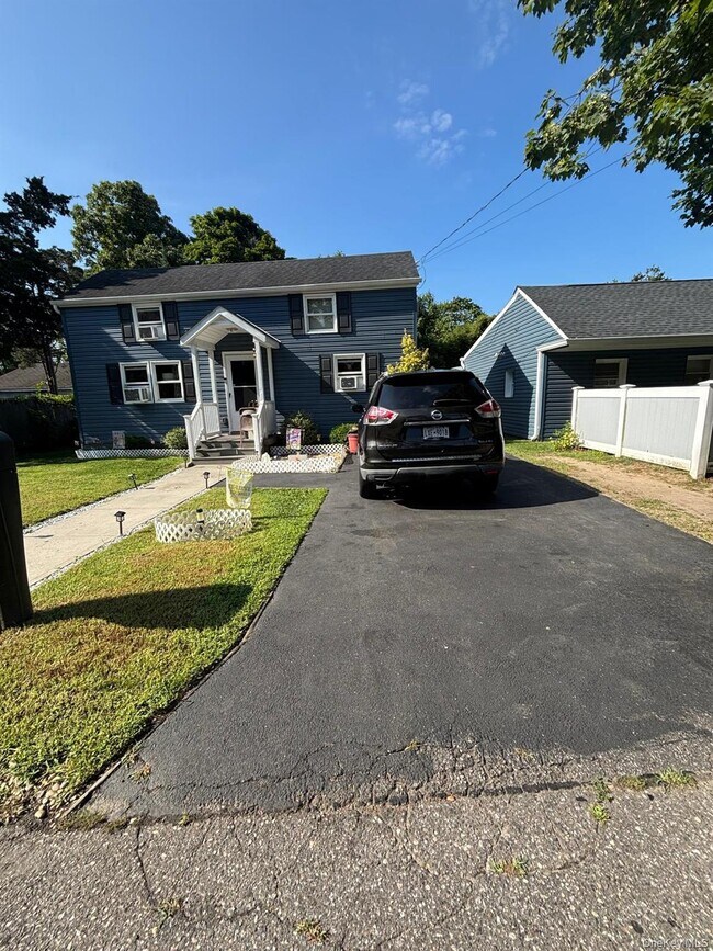 Building Photo - 16 Bellport St
