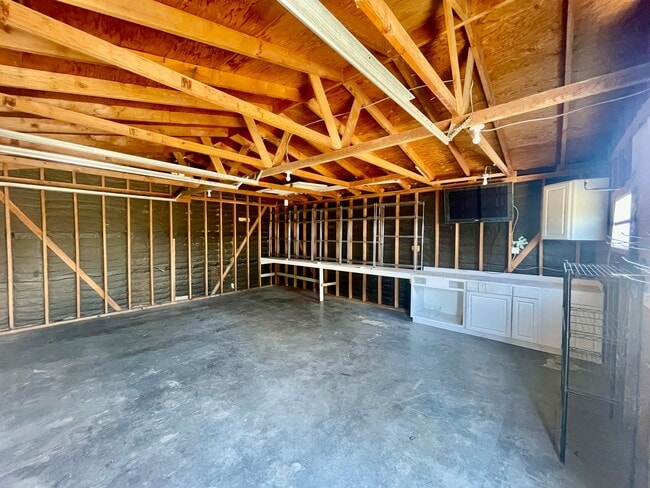 Building Photo - Joshua Tree home with views, views, views....