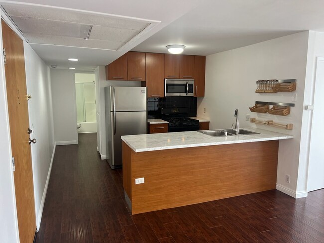Building Photo - $3850 / 3br - Condo 3 beds 2 baths (West LA)