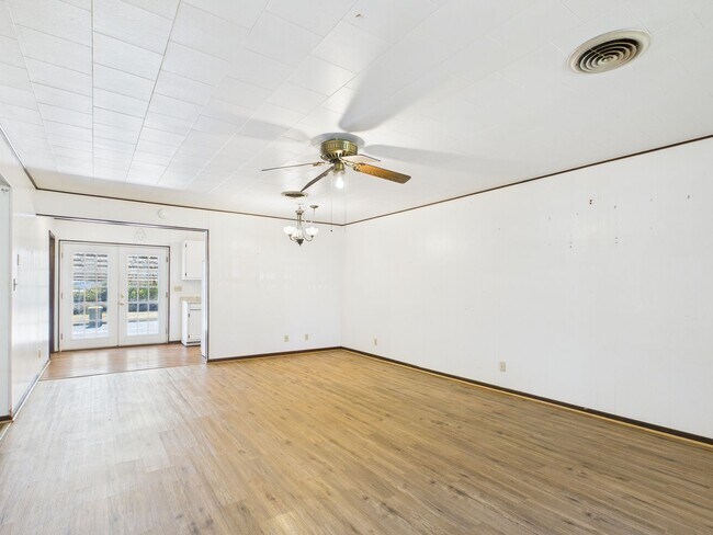 Building Photo - 126 Northwest Dr