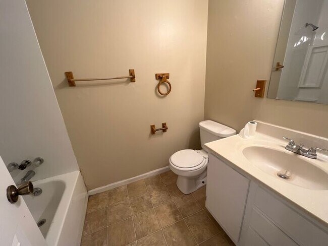Building Photo - Spacious 2-Bed/1-Bath/1-Car Townhouse in P...