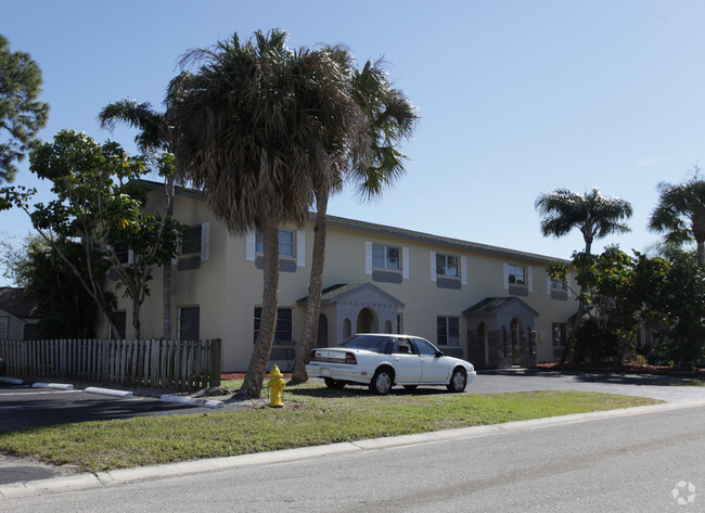 Primary Photo - Warwick Circle Apartments