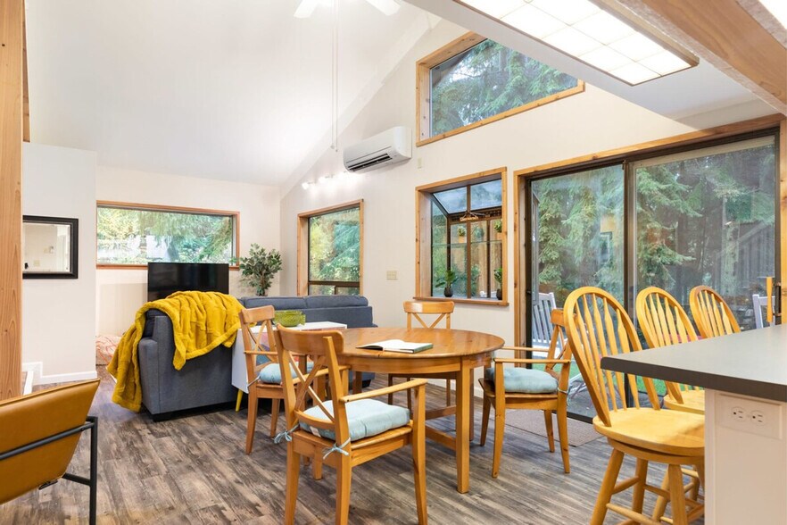 Building Photo - 804 N Main St