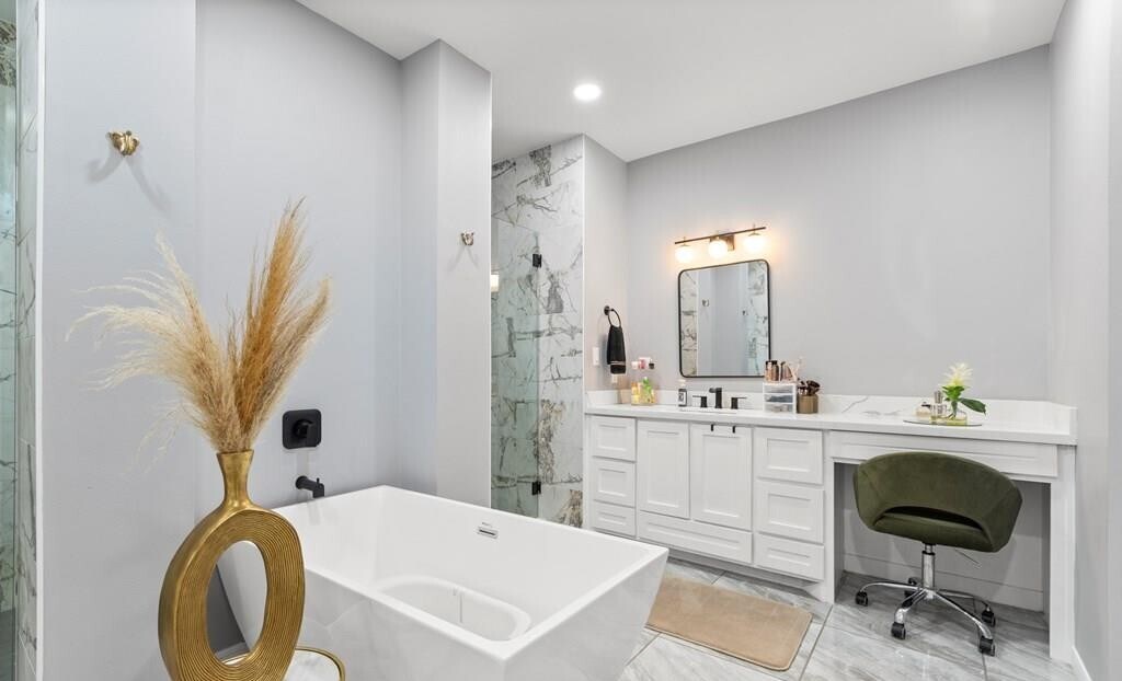 Building Photo - 9388 N Queen Palm