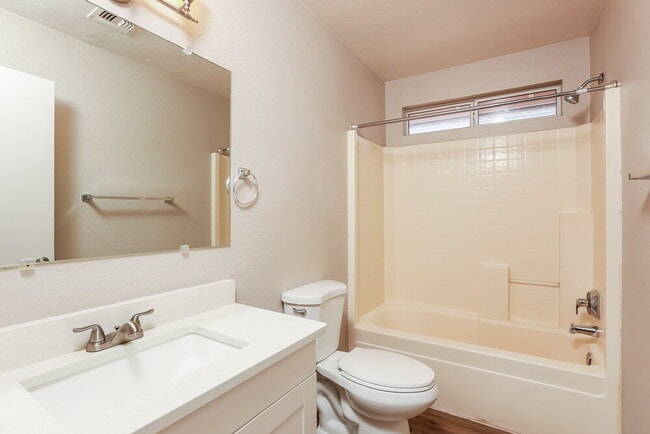 Building Photo - 9009 E Kinross Dr