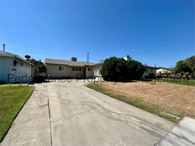 Primary Photo - Cute 3 Bed/1 Bath SE Bakersfield Home w/ S...