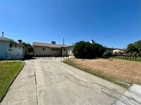 Building Photo - Cute 3 Bed/1 Bath SE Bakersfield Home w/ S...