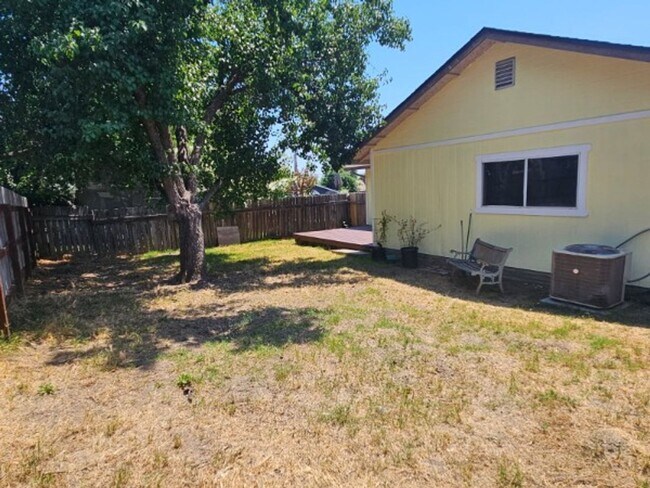 Building Photo - LAkeport Available NOW!