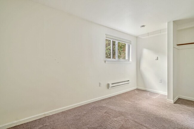 Building Photo - 6 Bedroom Home minutes from Saltwater Park...