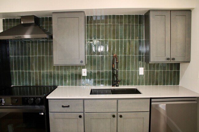 Building Photo - Fully Renovated 3/3 Northwood Home with Gu...