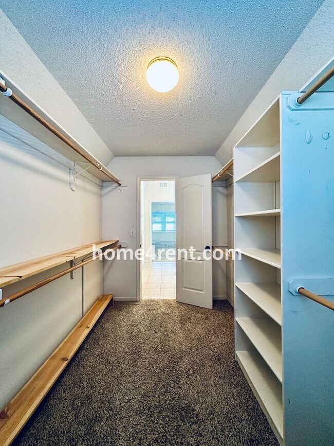 Building Photo - Blue Valley Northwest home on a cul-de-sac w/ granite counters, ss appliances and fenced yard!